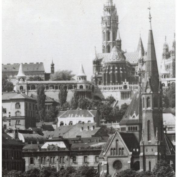 Nagyobb méret, Szendrő István fotóművészeti alkotása, a budai oldal, rakpart, Halászbástya, Mátyás-templom, Víziváros, Budapest, népviselet, korsó, kendő, 1930-as évek. 