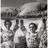 Nagyobb méret, Szendrő István fotóművészeti alkotása, lányok homokmégyi népviseletben, díszes párnákkal, Gyöngyösbokréta mozgalom, Homokmégy, Bács-Kiskun megye, népviselet, szoknya, kendő, 