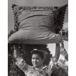 Nagyobb méret, Szendrő István fotóművészeti alkotása, lányok homokmégyi népviseletben, díszes párnákkal, Gyöngyösbokréta mozgalom, Homokmégy, Bács-Kiskun megye, népviselet, szoknya, kendő, 