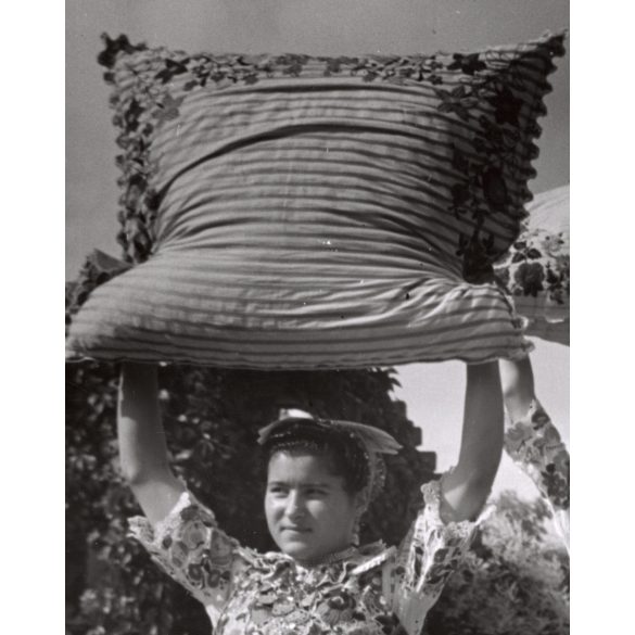 Nagyobb méret, Szendrő István fotóművészeti alkotása, lányok homokmégyi népviseletben, díszes párnákkal, Gyöngyösbokréta mozgalom, Homokmégy, Bács-Kiskun megye, népviselet, szoknya, kendő, 