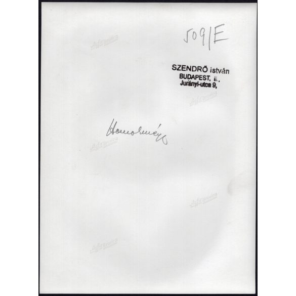 Nagyobb méret, Szendrő István fotóművészeti alkotása, lányok homokmégyi népviseletben, díszes párnákkal, Gyöngyösbokréta mozgalom, Homokmégy, Bács-Kiskun megye, népviselet, szoknya, kendő, 