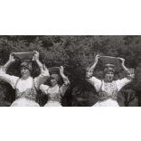 Nagyobb méret, Szendrő István fotóművészeti alkotása, hölgyek sióagárdi népviseletben, edényekkel egyensúlyozva, Gyöngyösbokréta mozgalom, Sióagárd, Tolna megye, népviselet, korsó, edény, 