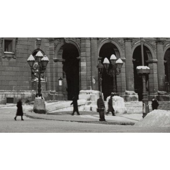 Nagyobb méret, Szendrő István fotóművészeti alkotása, a Magyar Állami Operaház télen, Budapest, 1930-as évek. Eredeti, pecséttel jelzett fotó, papírkép, Agfa Brovira papíron. 