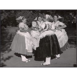   Nagyobb méret, Szendrő István fotóművészeti alkotása, fiatal lányok koppányszántói népviseletben, Gyöngyösbokréta mozgalom, Koppányszántó, Tolna megye, népviselet, szoknya, kendő, 1930-as évek. 