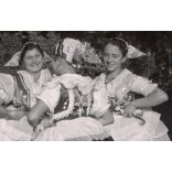 Nagyobb méret, Szendrő István fotóművészeti alkotása, fiatal lányok koppányszántói népviseletben, Gyöngyösbokréta mozgalom, Koppányszántó, Tolna megye, népviselet, szoknya, kendő, 1930-as évek. 