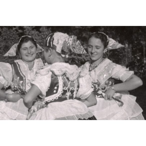 Nagyobb méret, Szendrő István fotóművészeti alkotása, fiatal lányok koppányszántói népviseletben, Gyöngyösbokréta mozgalom, Koppányszántó, Tolna megye, népviselet, szoknya, kendő, 1930-as évek. 