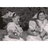 Nagyobb méret, Szendrő István fotóművészeti alkotása, fiatal lányok koppányszántói népviseletben, Gyöngyösbokréta mozgalom, Koppányszántó, Tolna megye, népviselet, szoknya, kendő, 1930-as évek. 