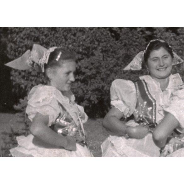 Nagyobb méret, Szendrő István fotóművészeti alkotása, fiatal lányok koppányszántói népviseletben, Gyöngyösbokréta mozgalom, Koppányszántó, Tolna megye, népviselet, szoknya, kendő, 1930-as évek. 