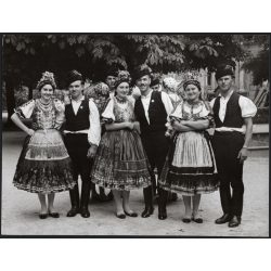   Nagyobb méret, Szendrő István fotóművészeti alkotása, fiatalok váraljai népviseletben, Gyöngyösbokréta mozgalom, Váralja, Tolna megye, népviselet, szoknya, kalap, kendő, 1930-as évek. 