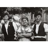 Nagyobb méret, Szendrő István fotóművészeti alkotása, fiatalok váraljai népviseletben, Gyöngyösbokréta mozgalom, Váralja, Tolna megye, népviselet, szoknya, kalap, kendő, 1930-as évek. 