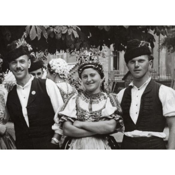 Nagyobb méret, Szendrő István fotóművészeti alkotása, fiatalok váraljai népviseletben, Gyöngyösbokréta mozgalom, Váralja, Tolna megye, népviselet, szoknya, kalap, kendő, 1930-as évek. 