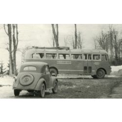   Ikarus 30 autóbusz a havas úton,  Fiat Topolino gépkocsi, jármű, közlekedés, kommunizmus., 1950-es évek, Eredeti fotó, papírkép. 