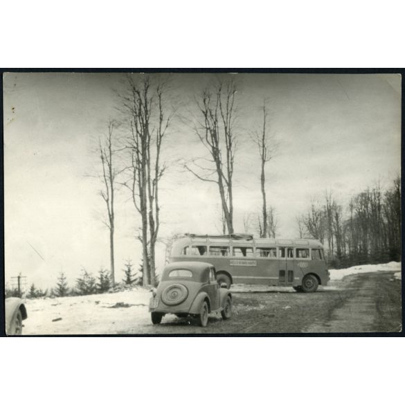 Ikarus 30 autóbusz a havas úton,  Fiat Topolino gépkocsi, jármű, közlekedés, kommunizmus., 1950-es évek, Eredeti fotó, papírkép. 
