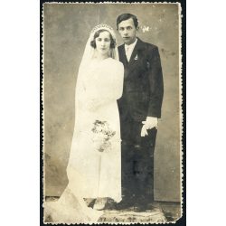   Fiatal menyasszony és vőlegény, esküvő, 1945. április 16, 1940-es évek, Eredeti fotó, hátulján feliratozott papírkép.  