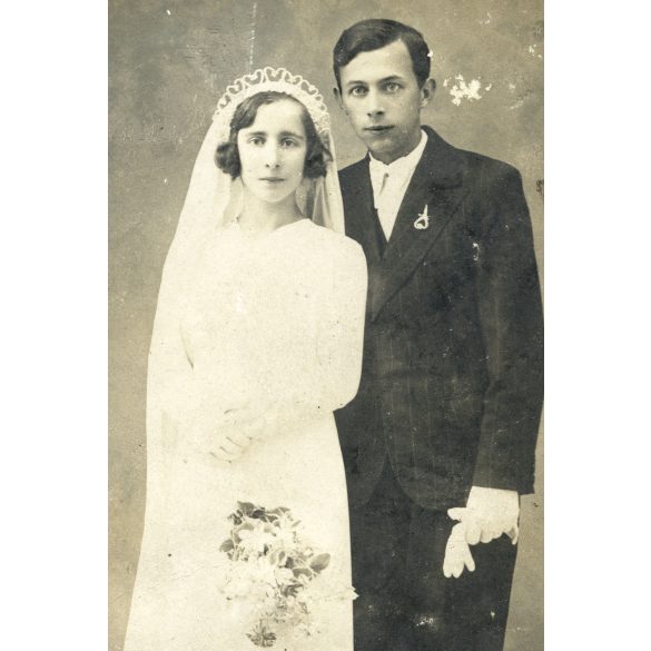 Fiatal menyasszony és vőlegény, esküvő, 1945. április 16, 1940-es évek, Eredeti fotó, hátulján feliratozott papírkép.  