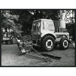   Dutra (?) traktor FEK függesztett fűkaszával, mezőgazdaság, jármű, 1950-es évek, szocializmus, Eredeti fotó, hátulján feliratozott papírkép.  