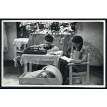 Karácsony, gyerekek játékautóval, játék babakocsival, Bódis Gizella, ünnep, 1953, 1950-es évek, kommunizmus, Eredeti fotó, hátulján feliratozott papírkép. 