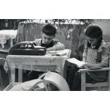 Karácsony, gyerekek játékautóval, játék babakocsival, Bódis Gizella, ünnep, 1953, 1950-es évek, kommunizmus, Eredeti fotó, hátulján feliratozott papírkép. 