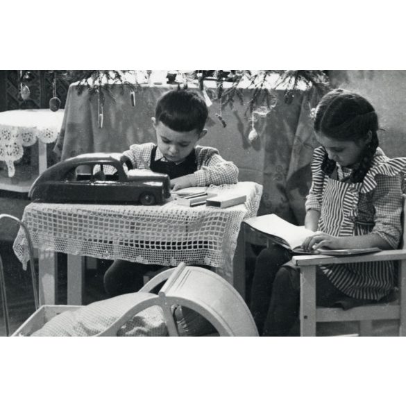 Karácsony, gyerekek játékautóval, játék babakocsival, Bódis Gizella, ünnep, 1953, 1950-es évek, kommunizmus, Eredeti fotó, hátulján feliratozott papírkép. 