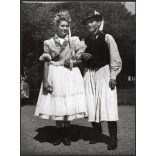 Nagyobb méret, Szendrő István fotóművészeti alkotása, fiatal pár, somogyudvarhelyi népviseletben, Gyöngyösbokréta mozgalom Somogyudvarhely, Somogy megye, népviselet, kalap, szoknya, kendő, 