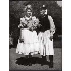   Nagyobb méret, Szendrő István fotóművészeti alkotása, fiatal pár, somogyudvarhelyi népviseletben, Gyöngyösbokréta mozgalom Somogyudvarhely, Somogy megye, népviselet, kalap, szoknya, kendő, 