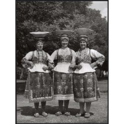   Nagyobb méret, Szendrő István fotóművészeti alkotása, hölgyek sióagárdi népviseletben, edényekkel a fejükön, Gyöngyösbokréta mozgalom, Sióagárd, Tolna megye, népviselet, korsó, szoknya, 1930-as évek. 