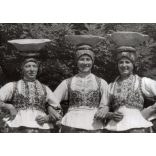 Nagyobb méret, Szendrő István fotóművészeti alkotása, hölgyek sióagárdi népviseletben, edényekkel a fejükön, Gyöngyösbokréta mozgalom, Sióagárd, Tolna megye, népviselet, korsó, szoknya, 1930-as évek. 