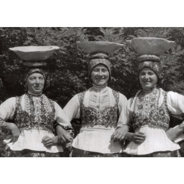 Nagyobb méret, Szendrő István fotóművészeti alkotása, hölgyek sióagárdi népviseletben, edényekkel a fejükön, Gyöngyösbokréta mozgalom, Sióagárd, Tolna megye, népviselet, korsó, szoknya, 1930-as évek. 