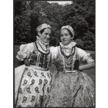 Nagyobb méret, Szendrő István fotóművészeti alkotása, lányok gombosi népviseletben, Gyöngyösbokréta mozgalom, Gombos, Vajdaság, Szerbia, népviselet, szoknya, ékszerek, kendő, 1930-as évek. 