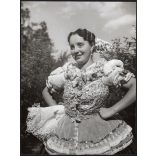 Nagyobb méret, Szendrő István fotóművészeti alkotása, fiatal lány törökkoppányi népviseletben, Gyöngyösbokréta mozgalom, Törökkoppány, Somogy megye, népviselet, kendő, 1930-as évek. 