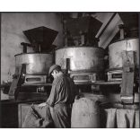 Nagyobb méret, Szendrő István fotóművészeti alkotása, munka a szegedi paprikamalomban (?), Szeged, Csongrád-Csanád megye, 1930-as évek. Eredeti, pecséttel jelzett fotó, papírkép. 