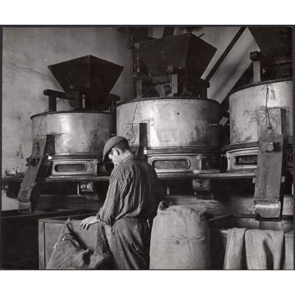 Nagyobb méret, Szendrő István fotóművészeti alkotása, munka a szegedi paprikamalomban (?), Szeged, Csongrád-Csanád megye, 1930-as évek. Eredeti, pecséttel jelzett fotó, papírkép. 