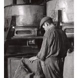 Nagyobb méret, Szendrő István fotóművészeti alkotása, munka a szegedi paprikamalomban (?), Szeged, Csongrád-Csanád megye, 1930-as évek. Eredeti, pecséttel jelzett fotó, papírkép. 