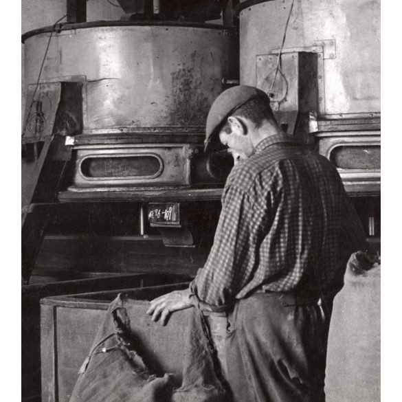 Nagyobb méret, Szendrő István fotóművészeti alkotása, munka a szegedi paprikamalomban (?), Szeged, Csongrád-Csanád megye, 1930-as évek. Eredeti, pecséttel jelzett fotó, papírkép. 