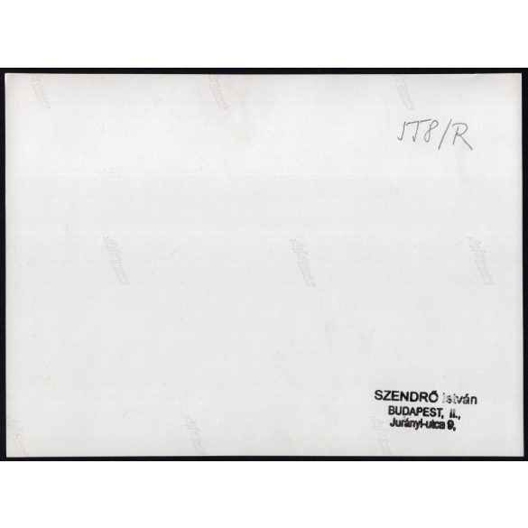 Nagyobb méret, Szendrő István fotóművészeti alkotása, birkák a hortobágyi Kilenclyukú híd lábánál, Hortobágy, Hajdú-Bihar megye, népviselet, korsó, kendő, 1930-as évek. 