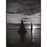 Nagyobb méret, Szendrő István fotóművészeti alkotása, vitorlások a Balaton vízén, naplementében, Balaton, hajók, 1930-as évek. Eredeti, pecséttel jelzett fotó, papírkép, Agfa Brovira papíron.