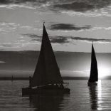 Nagyobb méret, Szendrő István fotóművészeti alkotása, vitorlások a Balaton vízén, naplementében, Balaton, hajók, 1930-as évek. Eredeti, pecséttel jelzett fotó, papírkép, Agfa Brovira papíron.