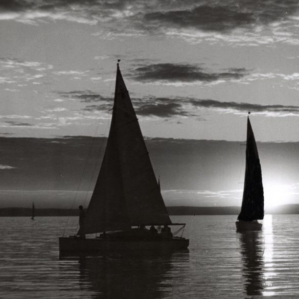 Nagyobb méret, Szendrő István fotóművészeti alkotása, vitorlások a Balaton vízén, naplementében, Balaton, hajók, 1930-as évek. Eredeti, pecséttel jelzett fotó, papírkép, Agfa Brovira papíron.