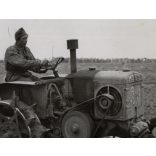 HSCS 20-22 traktorral a szántóföldön, Magyarország, traktor, Hofherr-Schrantz-Clayton-Shuttleworth Magyar Gépgyári Művek Rt., Horthy-korszak, haszonjármű, eke, helytörténet, 1930-as évek, 
