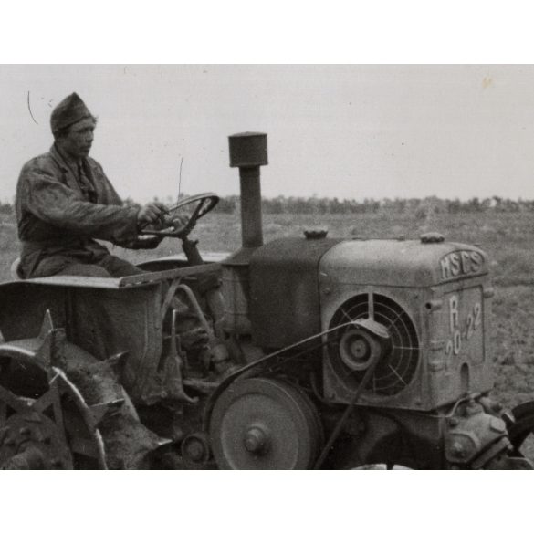 HSCS 20-22 traktorral a szántóföldön, Magyarország, traktor, Hofherr-Schrantz-Clayton-Shuttleworth Magyar Gépgyári Művek Rt., Horthy-korszak, haszonjármű, eke, helytörténet, 1930-as évek, 
