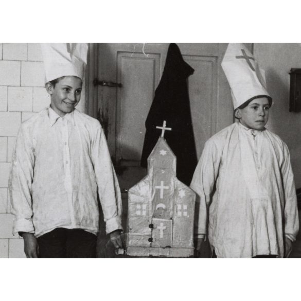 Gyerekek karácsonyi előadása, díszlet, templom, Horthy-korszak, egyház, vallás, helytörténet, 1930-as évek, Eredeti fotó, papírkép.   