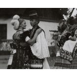 Fiatalok népviseletben, néptánc, Magyarország, utcakép, kalap, szoknya, fejfedő Horthy-korszak, népviselet, helytörténet, 1930-as évek, Eredeti fotó, papírkép. 