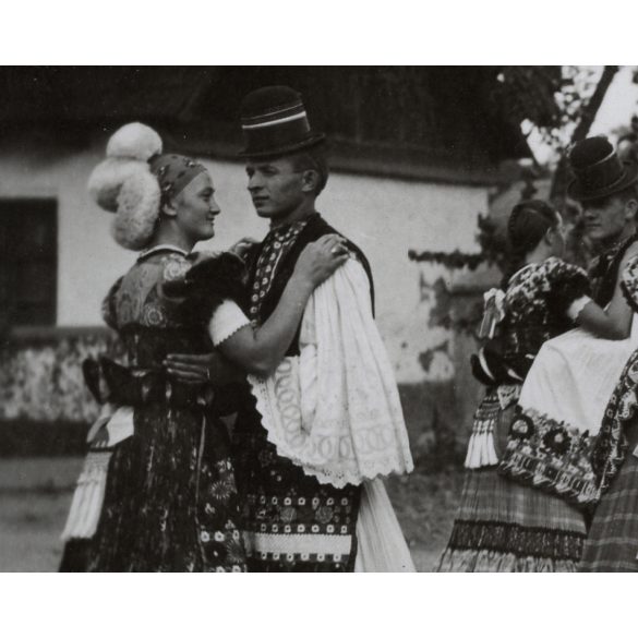Fiatalok népviseletben, néptánc, Magyarország, utcakép, kalap, szoknya, fejfedő Horthy-korszak, népviselet, helytörténet, 1930-as évek, Eredeti fotó, papírkép. 