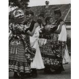 Fiatalok népviseletben, néptánc, Magyarország, utcakép, kalap, szoknya, fejfedő Horthy-korszak, népviselet, helytörténet, 1930-as évek, Eredeti fotó, papírkép. 