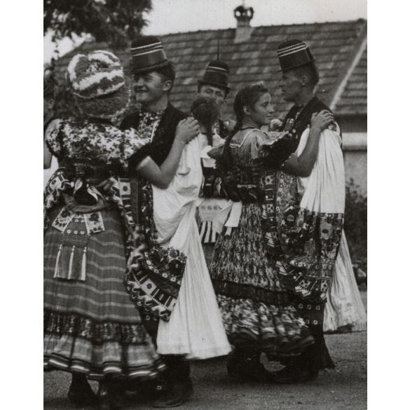 Fiatalok népviseletben, néptánc, Magyarország, utcakép, kalap, szoknya, fejfedő Horthy-korszak, népviselet, helytörténet, 1930-as évek, Eredeti fotó, papírkép. 