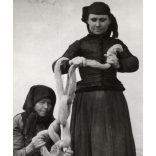 Asszonyok palóc (?) népviseletben, Magyarország, motringolás, fonalgombolyítás, vidék, falu, néprajz, utcakép, Horthy-korszak, népviselet, helytörténet, 1930-s évek, Eredeti fotó, papírkép.  