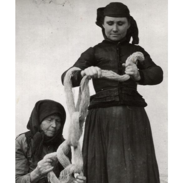 Asszonyok palóc (?) népviseletben, Magyarország, motringolás, fonalgombolyítás, vidék, falu, néprajz, utcakép, Horthy-korszak, népviselet, helytörténet, 1930-s évek, Eredeti fotó, papírkép.  