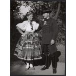 Nagyobb méret, Szendrő István fotóművészeti alkotása, őcsényi népviseletben, Gyöngyösbokréta mozgalom, Őcsény, Tolna megye, népviselet, szoknya, kalap, 1930-as évek. 