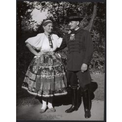   Nagyobb méret, Szendrő István fotóművészeti alkotása, őcsényi népviseletben, Gyöngyösbokréta mozgalom, Őcsény, Tolna megye, népviselet, szoknya, kalap, 1930-as évek. 