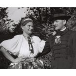 Nagyobb méret, Szendrő István fotóművészeti alkotása, őcsényi népviseletben, Gyöngyösbokréta mozgalom, Őcsény, Tolna megye, népviselet, szoknya, kalap, 1930-as évek. 